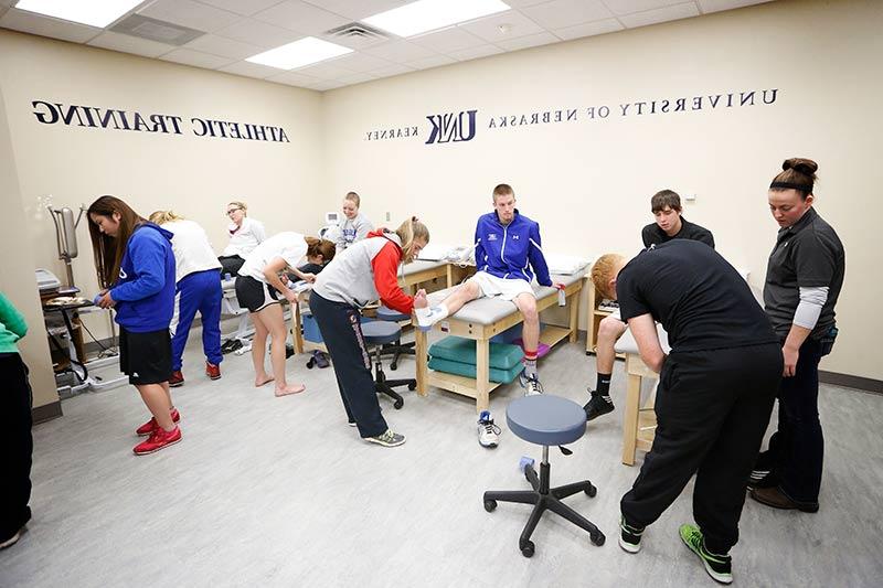 学生 in the Athletic Training lab practicing ankle wraps